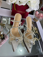 Load image into Gallery viewer, Pearls high heels
